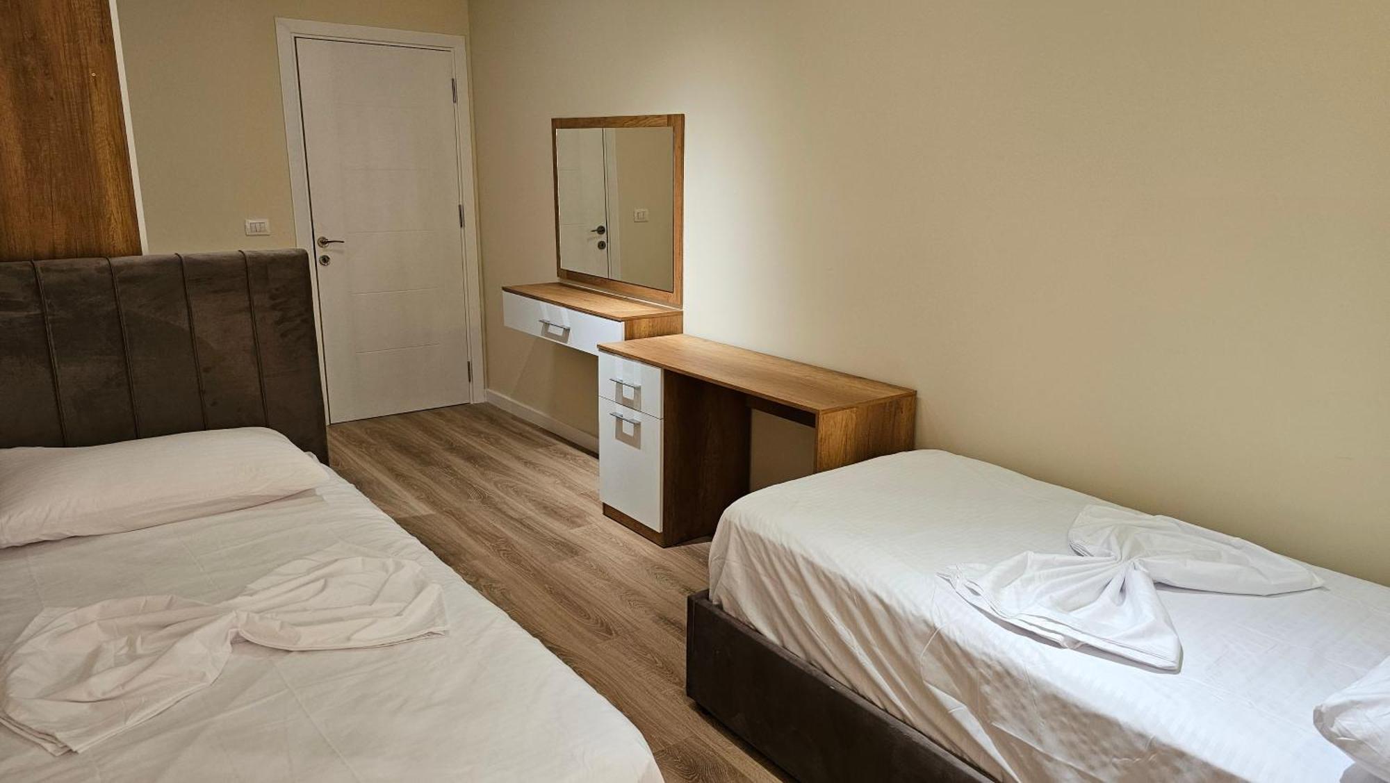Airport Apartment *